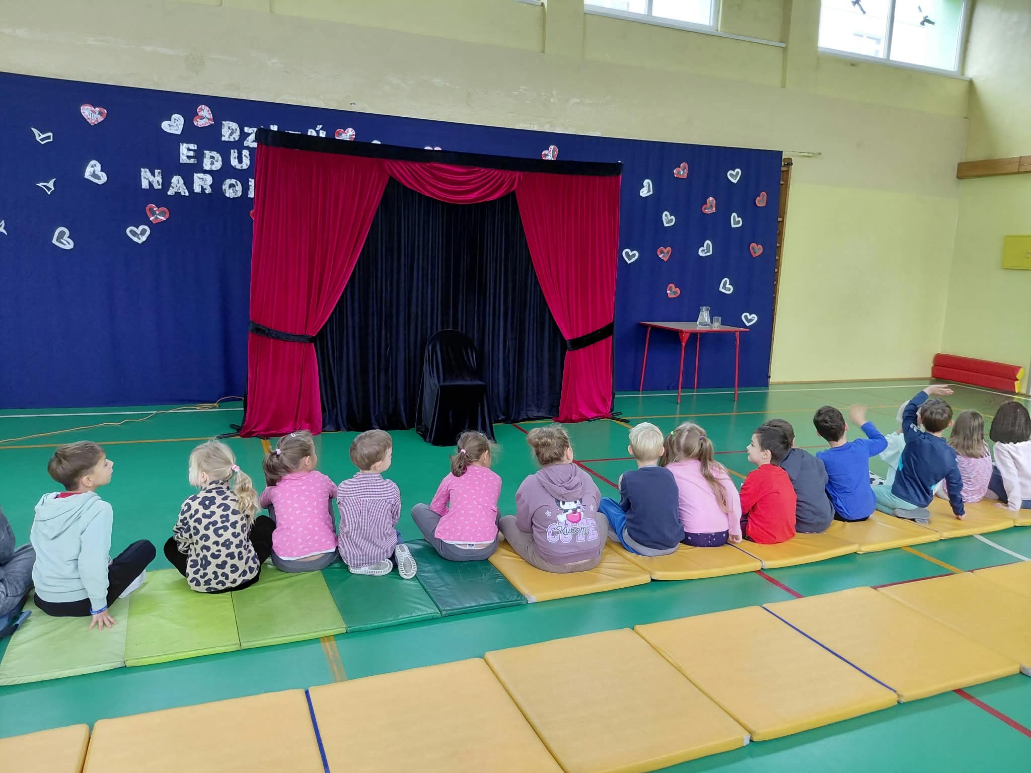 teatr kurtyna